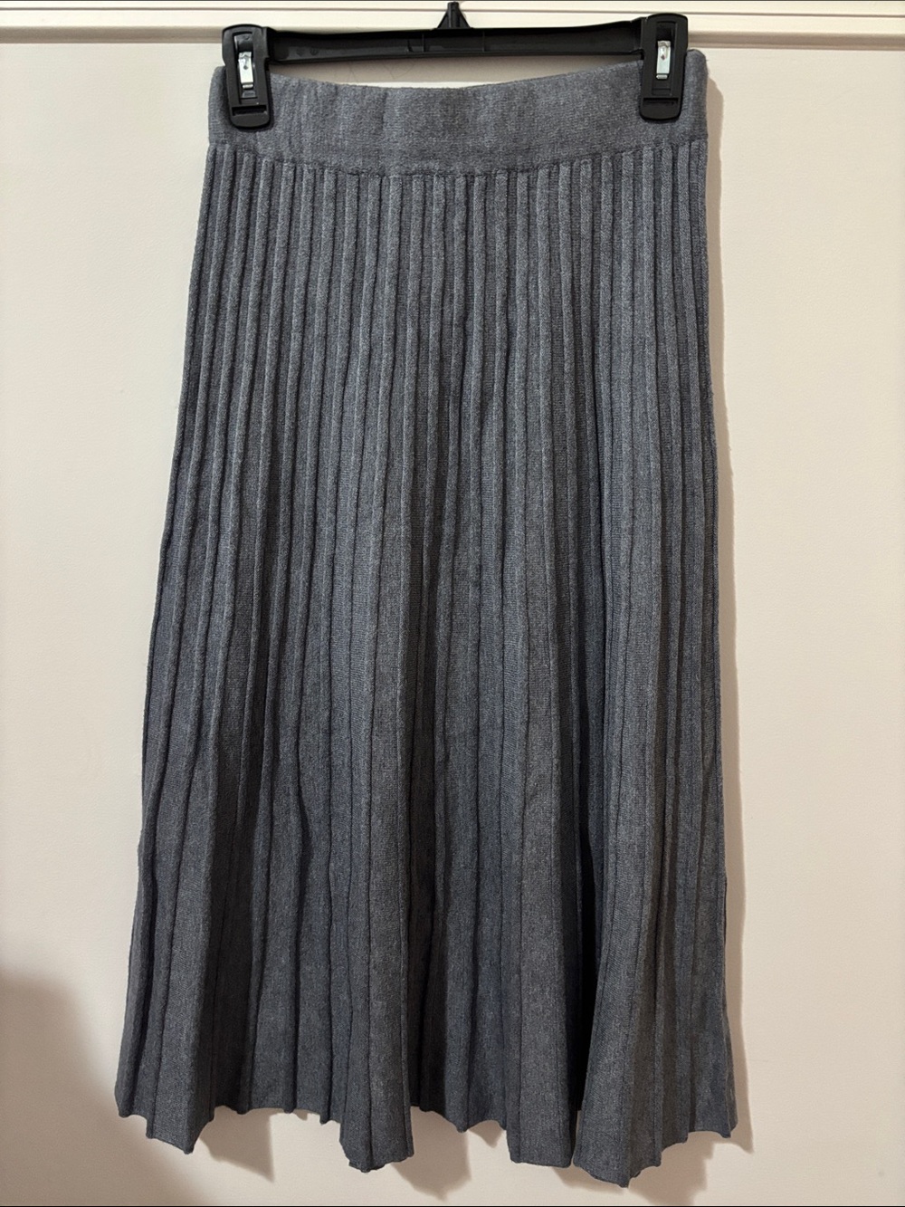 Gray Pleated Knit Midi Skirt With Elastic Band